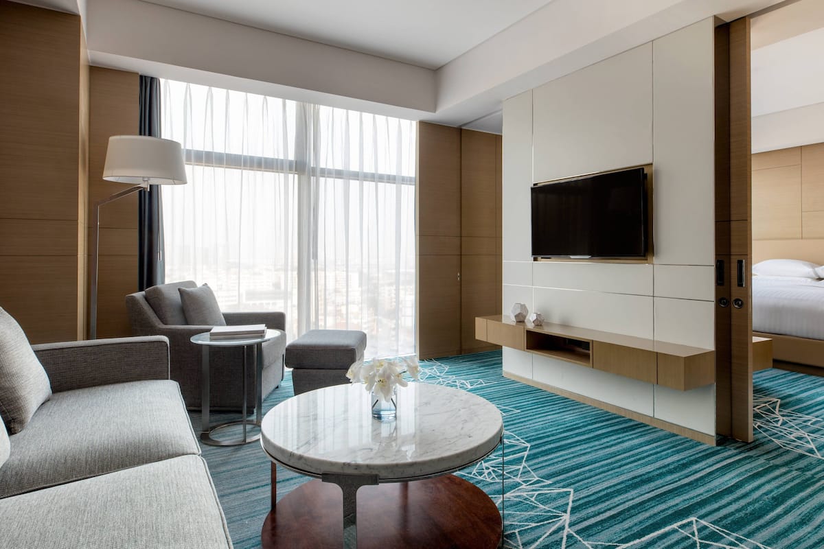 Executive Suite, 1 King Bed | Living room