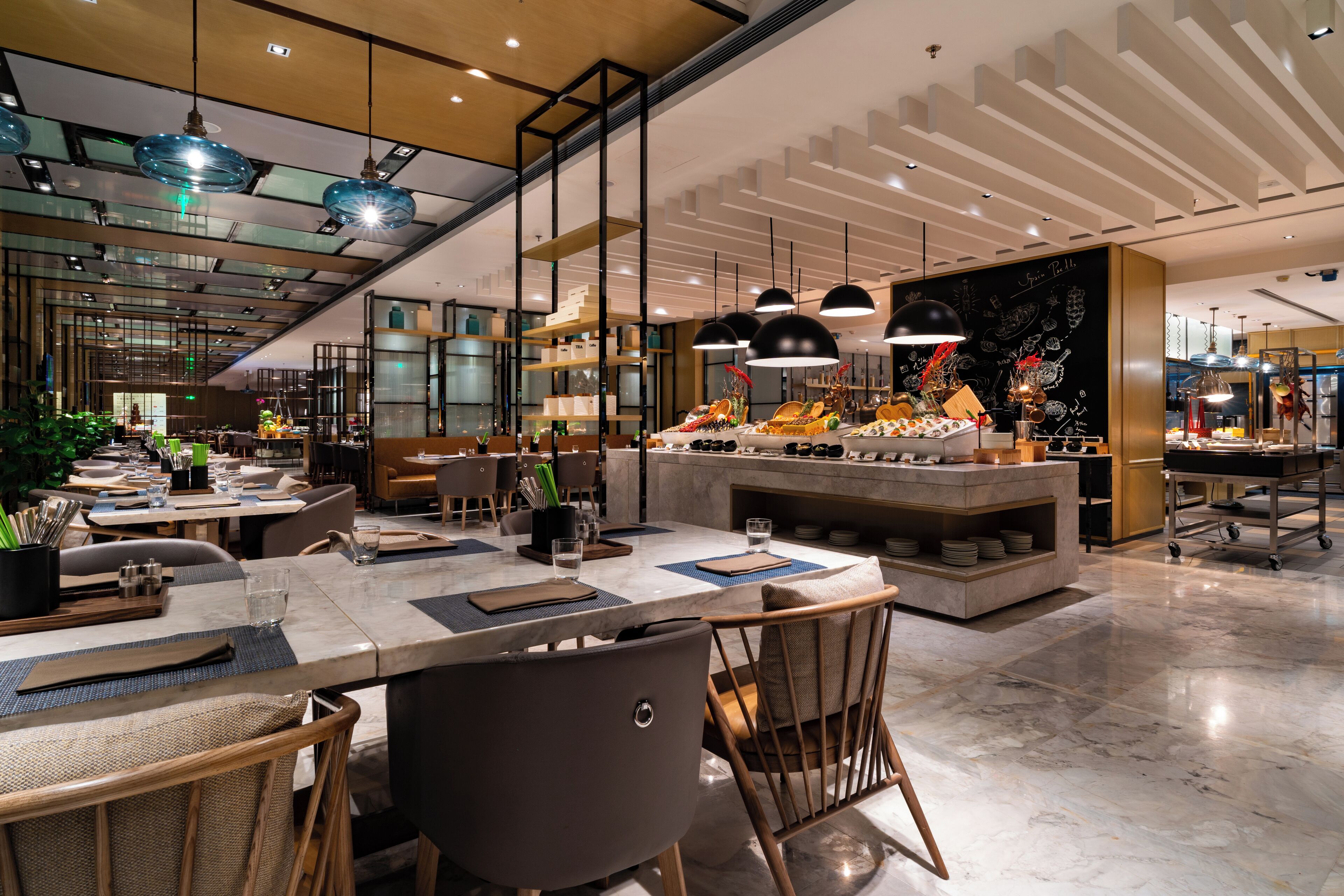 Daily buffet breakfast (CNY 108 per person)