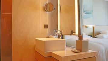 Une salle de bain moderne avec un grand miroir, deux lavabos et une table de chevet.