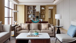 A modern living room with a sofa, coffee table, and decorative items. - Courtyard by Marriott Shunde Longjiang (Foshan)