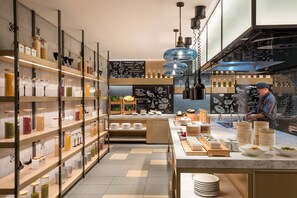 Fridge, coffee/tea maker, cookware/dishes/utensils - Courtyard by Marriott Shunde Longjiang (Foshan)