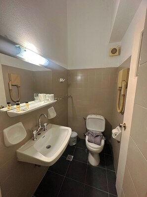 ฝักบัว, ของใช้ในห้องน้ำฟรี, ไดร์เป่าผม, ผ้าเช็ดตัว