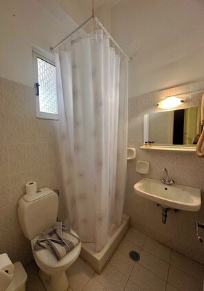 Shower, free toiletries, hair dryer, towels - Vassilikon Hotel (Loutraki-Agioi Theodoroi)