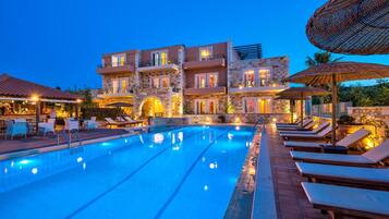 2 outdoor pools