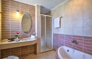 Deluxe Room | Bathroom