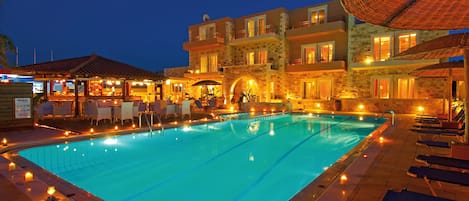 2 piscines extérieures