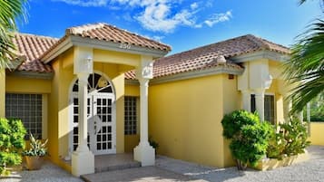 Entrada al alojamiento