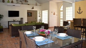 Villa | In-room dining - Palm Beach Sunset Villa (Noord)