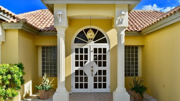 Front of property - Palm Beach Sunset Villa (Noord)