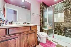 Comfort House, 4 Bedrooms | Bathroom | Hair dryer, towels - Single Family Home in Dallas (Irving)