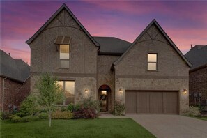 Front of property - Single Family Home in Dallas (Irving)