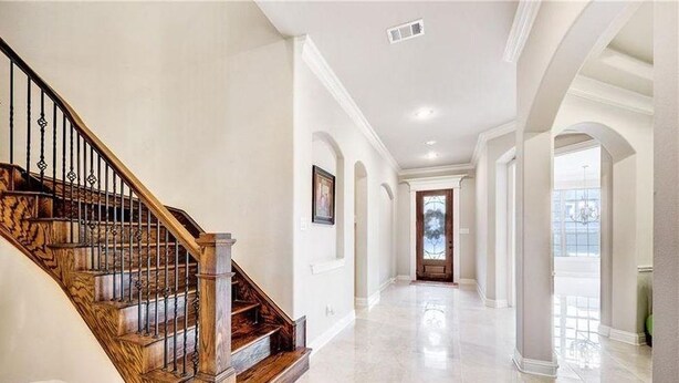 Unclassified image, 1 of 10, button - Single Family Home in Dallas (Irving)