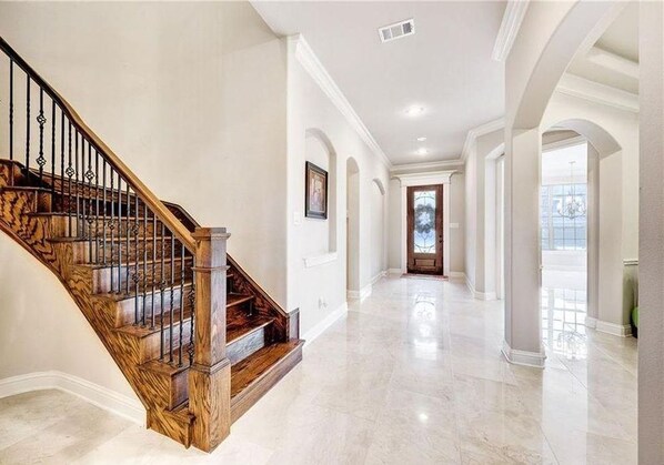 Staircase - Single Family Home in Dallas (Irving)