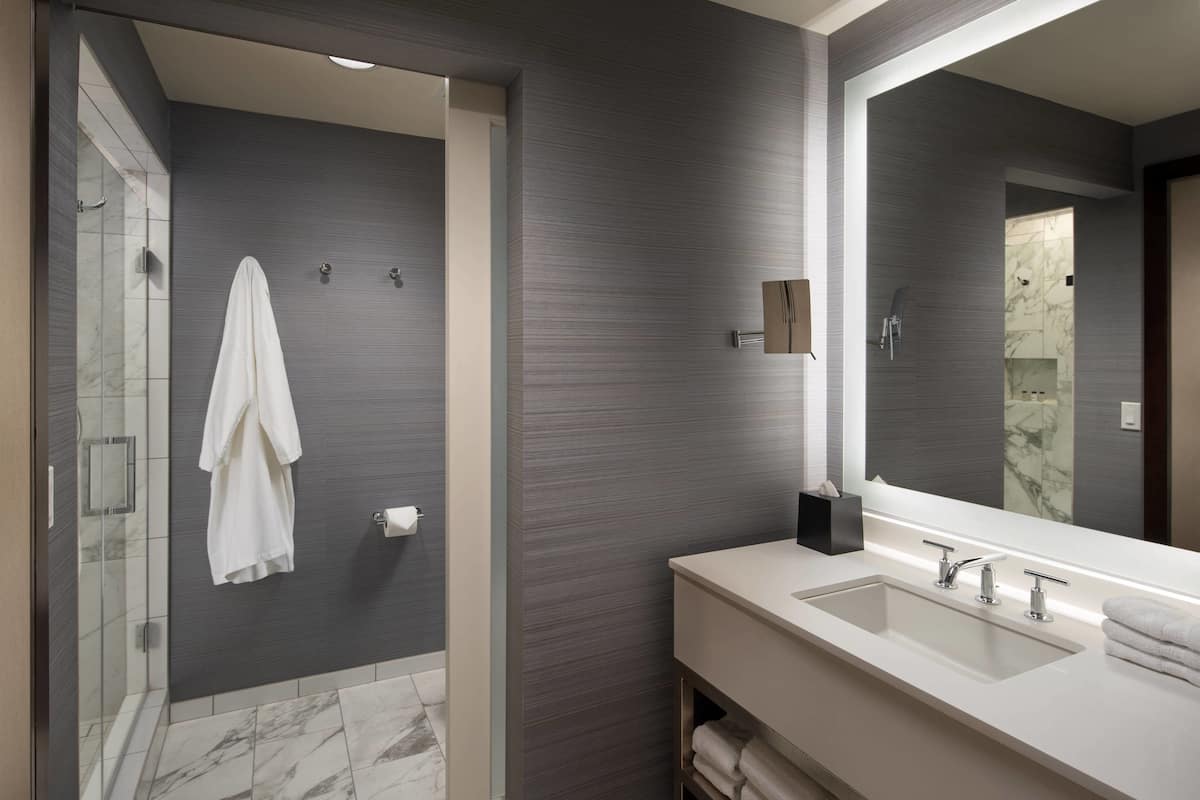 Premium bedding, in-room safe, desk, laptop workspace