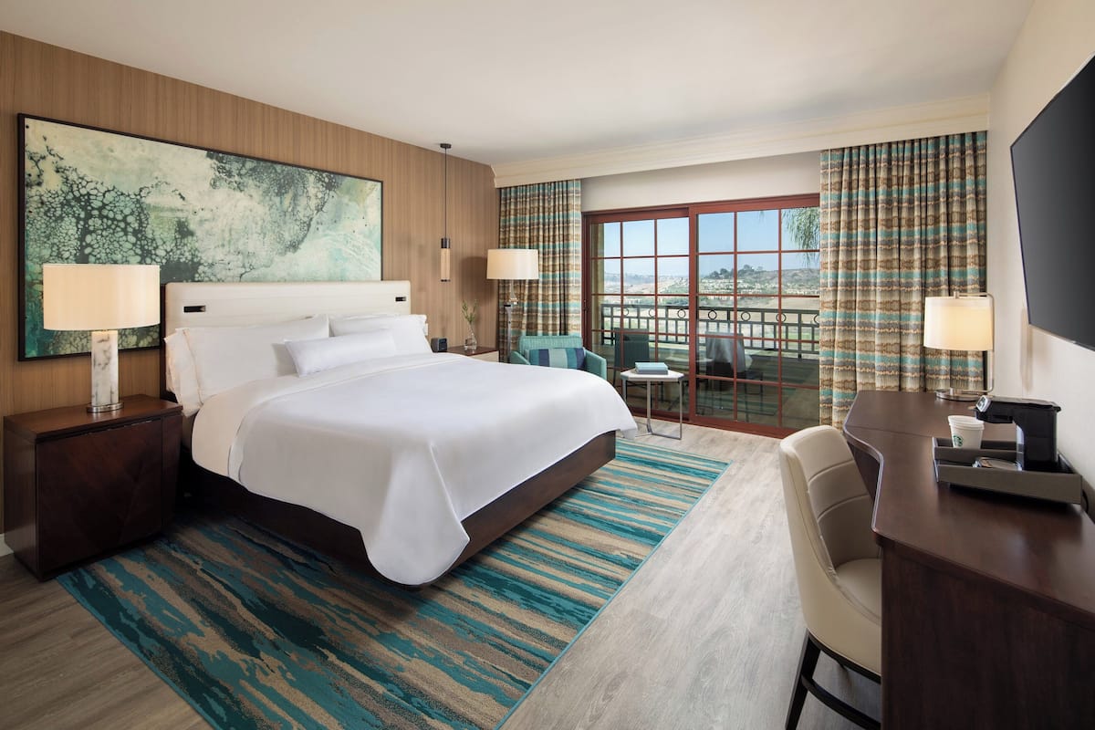 Premium bedding, in-room safe, desk, laptop workspace