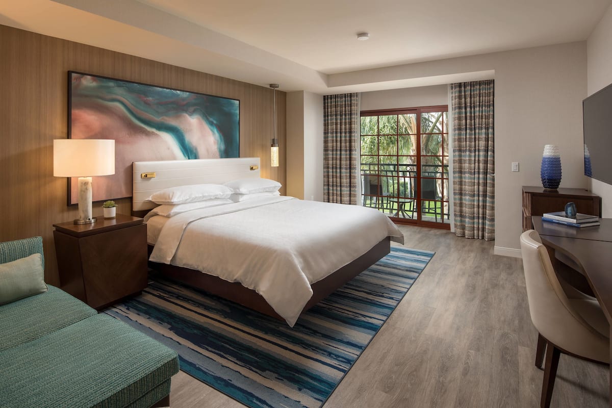 Premium bedding, in-room safe, desk, laptop workspace