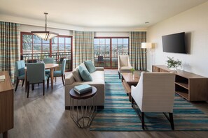 Suite, 1 Katil Raja (King), Balcony | Peralatan tempat tidur premium, peti besi dalam bilik, meja 