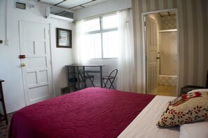 3 habitaciones, escritorio, tabla de planchar con plancha y wifi gratis