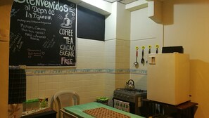 Refrigerador, microondas, utensilios de cocina