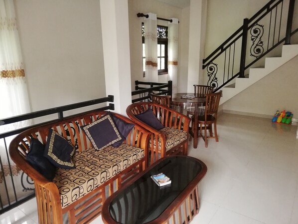 Villa Deluxe, varias camas, para no fumadores, vista al jardín | Área de sala de estar