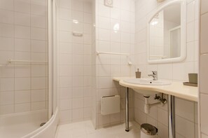 Habitación básica con 1 cama doble o 2 individuales | Ducha del cuarto de baño