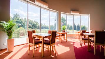 Petit déjeuner continental (25 PLN par personne)