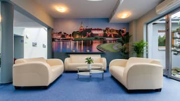 Coin salon dans le hall