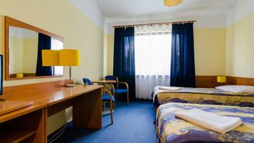 Comfort-Zweibettzimmer | Schreibtisch, laptopgeeigneter Arbeitsplatz, kostenloses WLAN