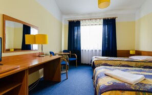 Kahden hengen comfort-huone (kaksi sänkyä) | Työpöytä, kannettavalle tietokoneelle sopiva työtila, ilmainen Wi-Fi
