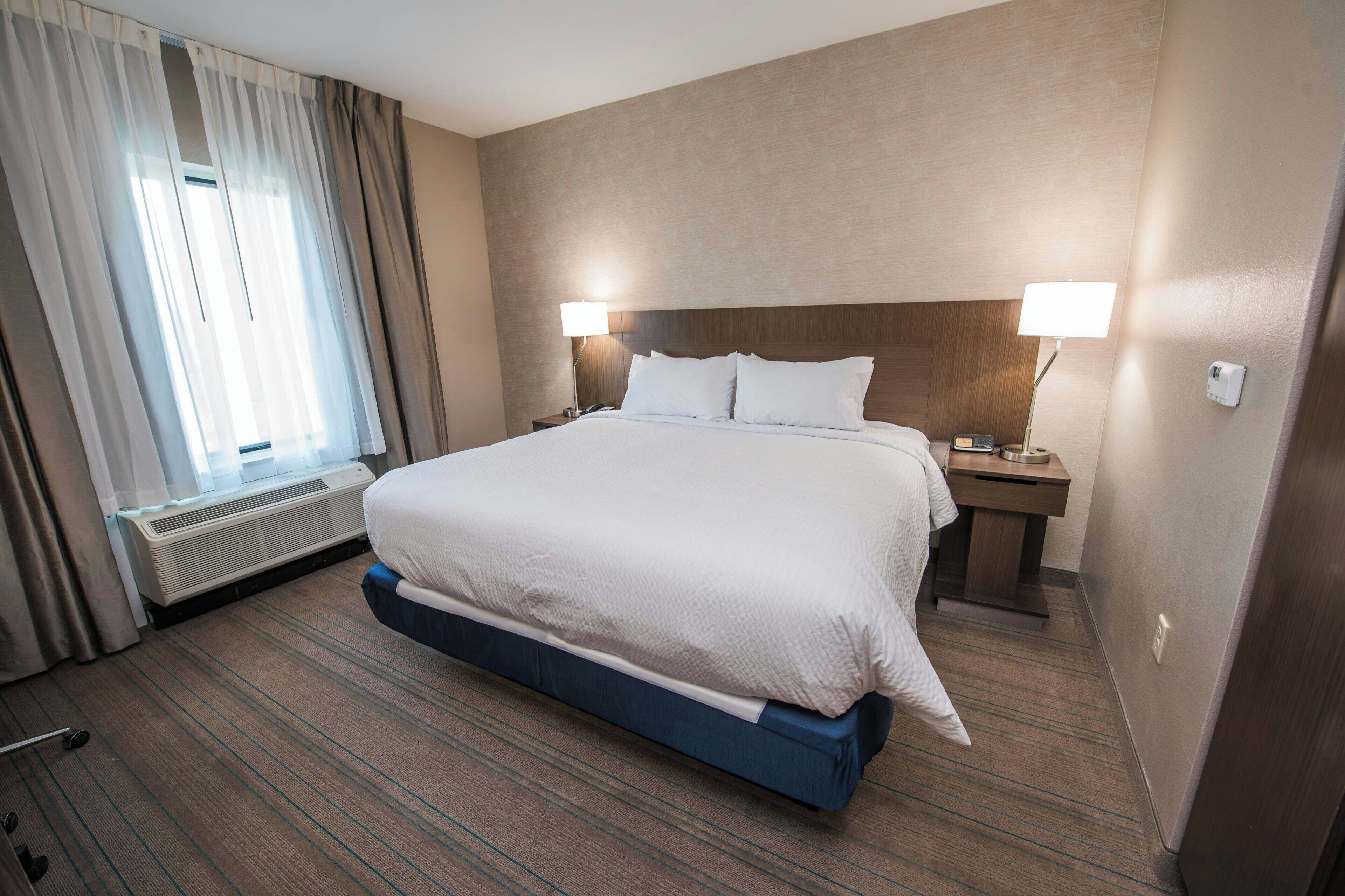 room, 1 king bed, non smoking | premium bedding, down duvets, desk, iron/ironing board