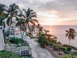 En la playa, sillas reclinables de playa, toallas de playa