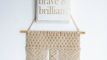 Un tapiz de macramé con una frase motivacional.