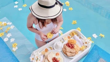 Grand Tiki Villa | エジプト綿のシーツ、高級寝具、羽毛の掛け布団、ピロートップベッド