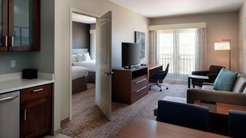 2 bedrooms, in-room safe, desk, iron/ironing board