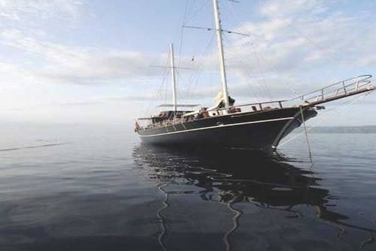 Ein großes Segelschiff auf ruhigem Wasser.