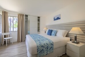 1 habitación, caja de seguridad en la habitación y escritorio 