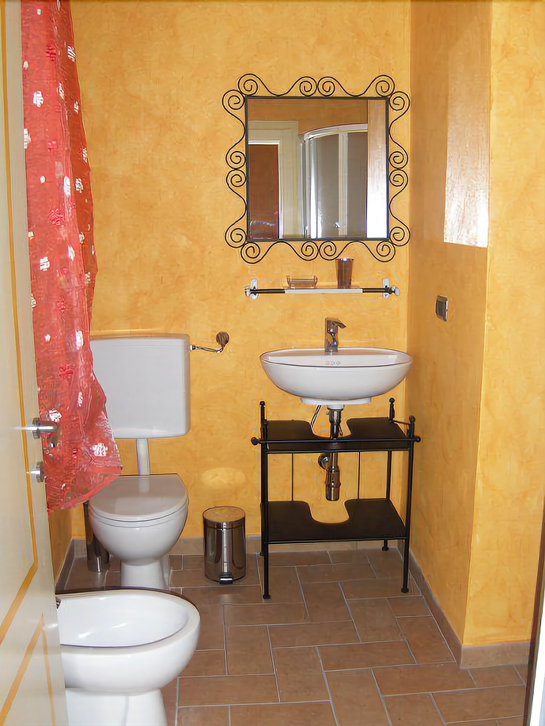 Une salle de bain avec des toilettes, un lavabo et un miroir.