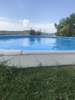 Una piscina al aire libre, tumbonas