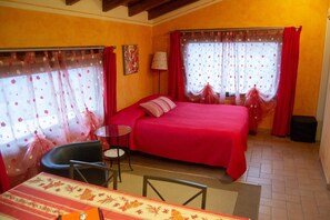 Minibar, escritorio, camas plegables/adicionales y wifi gratis 