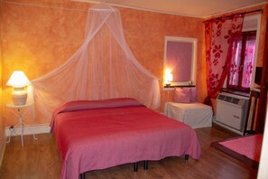 Habitación, vistas a la montaña | Minibar, escritorio, camas supletorias y wifi gratis