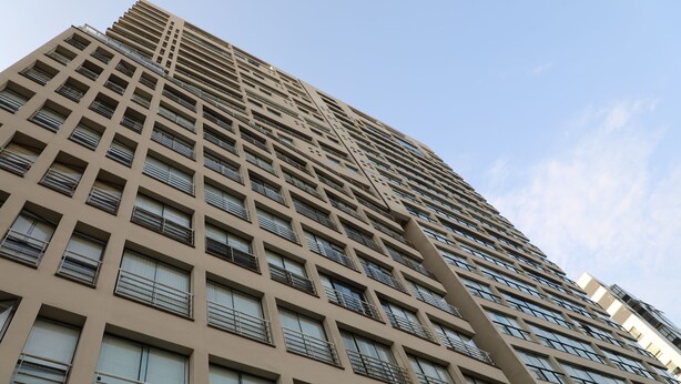 Ein Hochhaus mit mehreren Etagen und Balkonen.