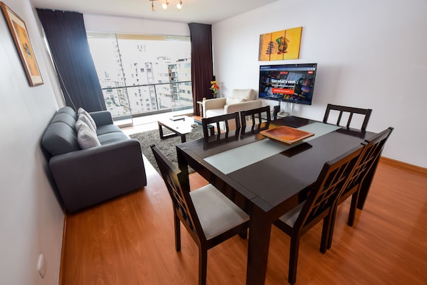 Appartement Deluxe, 2 chambres, vue sur l’océan, au bord de l’océan | Aire de séjour | Téléviseur connecté de 50 po avec télévision par câble, téléviseur