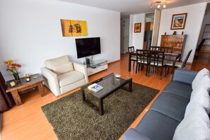Appartement Deluxe, 2 chambres, vue sur l’océan, au bord de l’océan | Aire de séjour | Téléviseur connecté de 50 po avec télévision par câble, téléviseur
