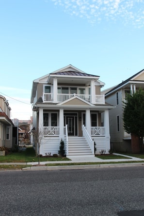 Exterior - NEW CONSTRUCTION upscale 2nd fl condo 2 blocks to beach short walk to town (Ocean City)