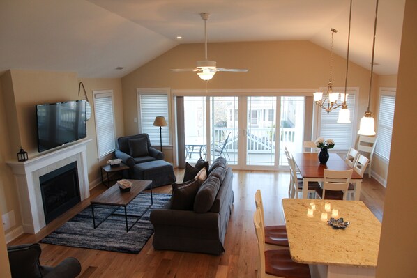 Smart TV, fireplace - NEW CONSTRUCTION upscale 2nd fl condo 2 blocks to beach short walk to town (Ocean City)