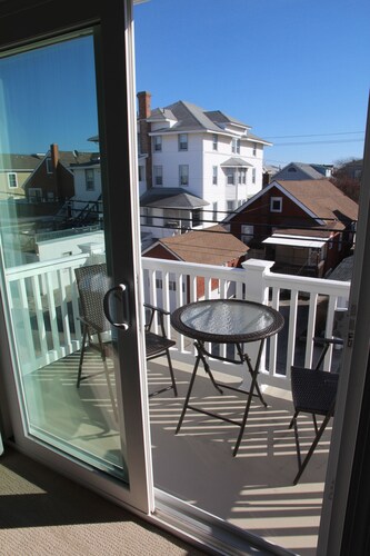 NEW CONSTRUCTION upscale 2nd fl condo 2 blocks to beach short walk to town