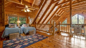 Une cabane avec deux chambres, un balcon et un intérieur en bois.