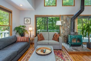 TV, fireplace, DVD player, books - Garden Cottage 2.5 Miles to Downtown With Private, Wooded Surroundings (Asheville)