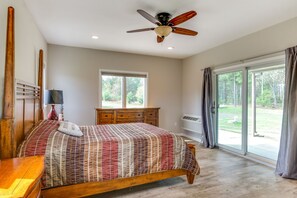 4 bedrooms, travel cot, free WiFi, bed sheets - Lake Front House Directly On Castle Rock Lake - Dock, Beach & Near WI Dells (Mauston)