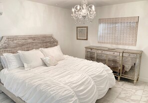 1 habitación, caja de seguridad en la habitación y escritorio